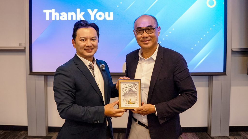 香港科技大學（HKUST）商學院客座副教授 Prof. Frederick Mutto 與 Wayne Ng 合影